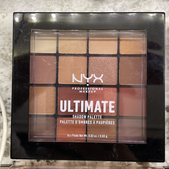 4 eyeshadow palettes - Picture 2 of 5